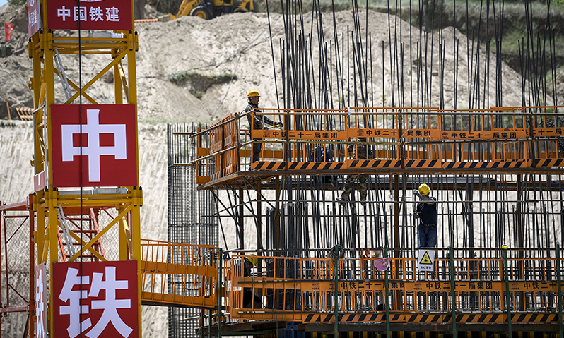 圖為建設(shè)工人在銀昆高速寧夏境內(nèi)的LJ12-1標(biāo)段的虎岔大橋上施工作業(yè)。新華社記者 馮開(kāi)華 攝