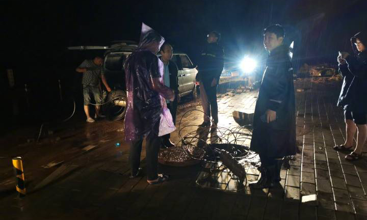 中國(guó)聯(lián)通工作人員冒雨搶修故障，暴風(fēng)驟雨中誓保通信安全。