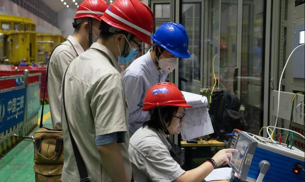圖為工作人員現場調試。