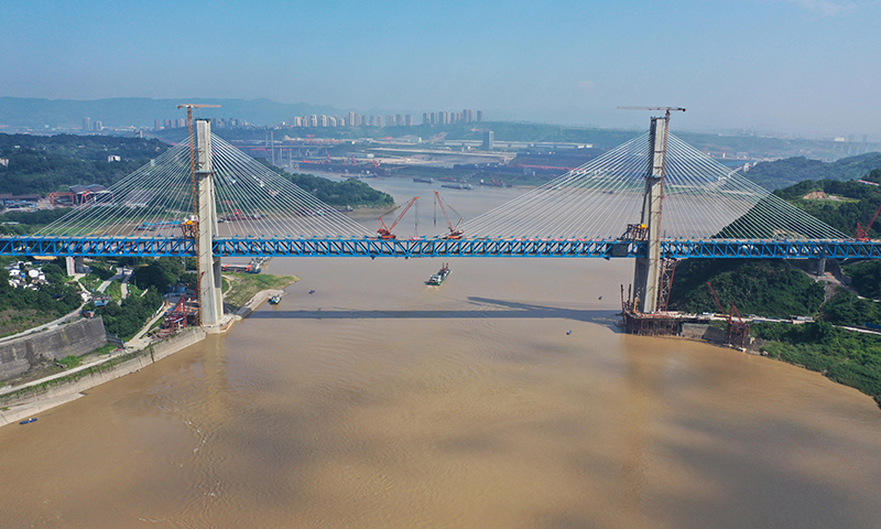 重慶東環(huán)線建成后對促進(jìn)沿線城市化進(jìn)程及產(chǎn)業(yè)發(fā)展、增強重慶樞紐運輸組織靈活性、完善客貨運布局具有重要意義。圖為7月26日拍攝的明月峽長江大橋合龍施工現(xiàn)場（無人機照片）。新華社記者 唐奕 攝