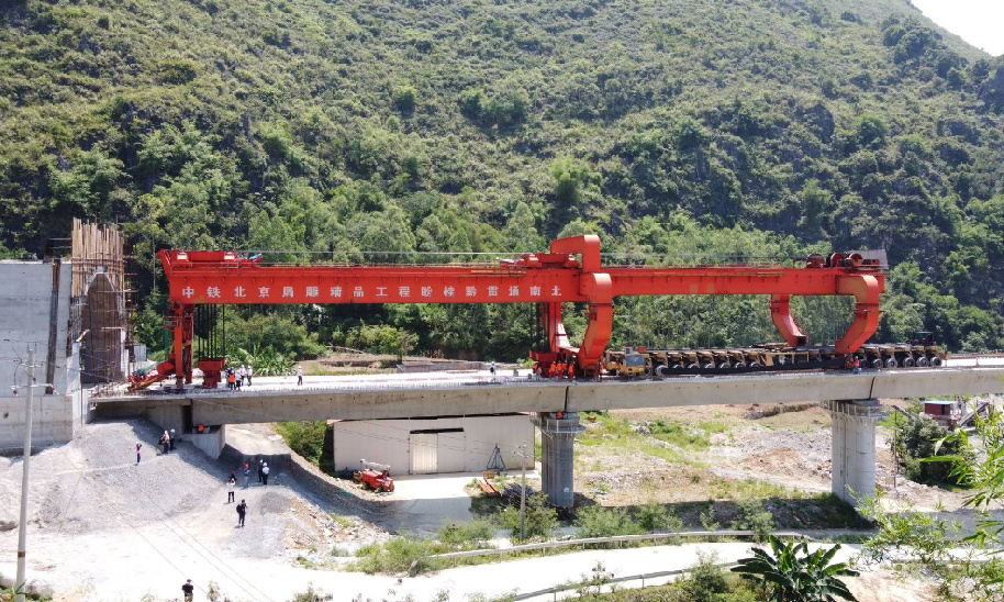 針對都安地區天氣炎熱，運梁車易出故障的情況，項目部采用了“晝架夜運”的施工方案，在當地氣溫相對較低的凌晨時分進行運梁作業，在中午前將箱梁運送到指定架梁地點進行鋪架，最大程度保障了架梁進度，確保了節點工期的順利實現。