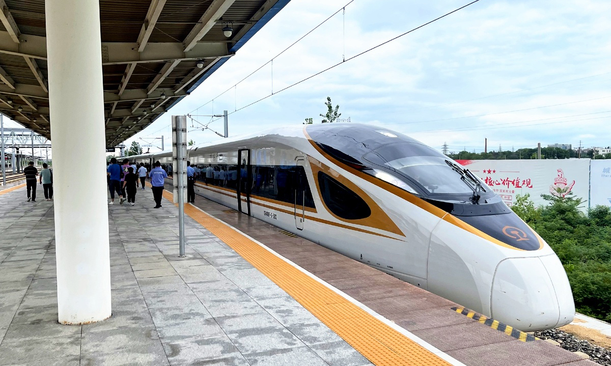 8月3日10點26分，隨著G9147次復(fù)興號動車組從錦州北站發(fā)出，中國中鐵電氣化局沈陽電化公司參建的遼寧朝陽至凌海高速鐵路正式開通運(yùn)營。