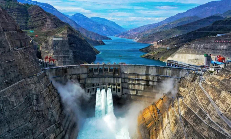 圖為葛洲壩集團參建的白鶴灘水電站，是世界在建規(guī)模最大的水電工程。電站年平均發(fā)電量將達到624.43億千瓦時，可節(jié)約標(biāo)煤約2500萬噸，減排二氧化碳約6500萬噸。