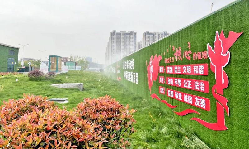 圖為安徽電建一公司南潯國際會展中心項目積極打造綠色施工規(guī)范工地，項目部編制并實施項目環(huán)境保護方案，細化分解環(huán)境保護責(zé)任，設(shè)置環(huán)境保護專責(zé)，配備文明施工環(huán)境治理施工班組，實現(xiàn)環(huán)保管理精細化。