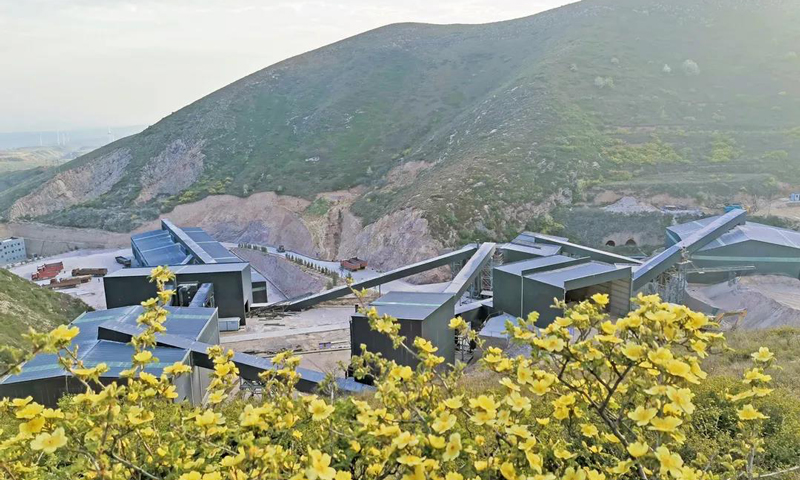 圖為葛洲壩路橋公司山西平陸砂石項目部堅持“邊開采邊治理”的原則，及時對礦山進行恢復(fù)治理，綠化植樹面積近4500平方米；骨料生產(chǎn)采用工廠化生產(chǎn)模式，全方位配備除塵器和噴淋系統(tǒng)。