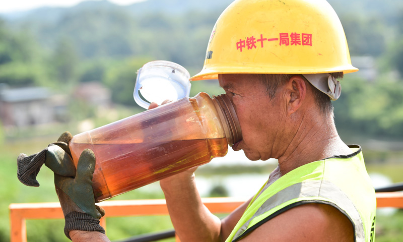 圖為9月2日拍攝的渝湘高鐵重慶至黔江段站前4標石家沖特大橋的施工人員在作業間隙喝水。（新華社記者 王全超 攝）