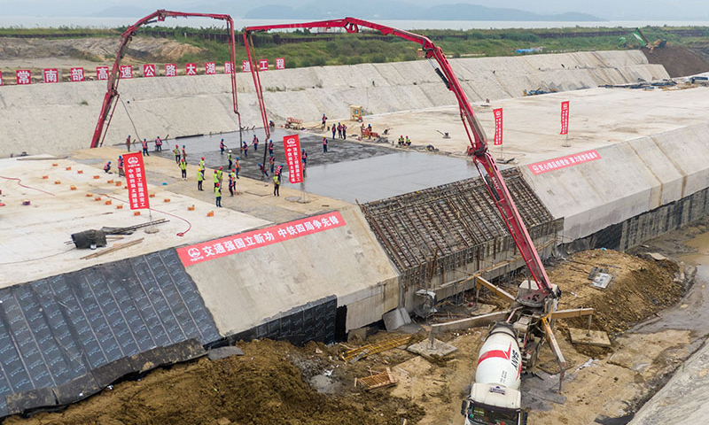 9月5日，國內(nèi)在建最長湖底隧道——蘇錫常南部高速公路太湖隧道南泉段最后一節(jié)頂板順利澆筑完成，標(biāo)志著太湖隧道南泉段主體工程施工全部完成。圖為9月5日拍攝的蘇錫常南部高速公路太湖隧道工程南泉段施工現(xiàn)場。（新華社記者 李博 攝）