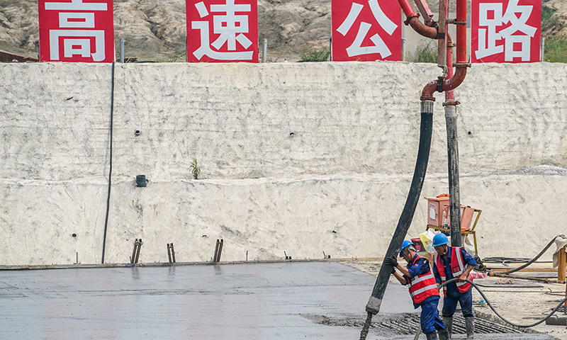 據(jù)介紹，蘇錫常南部高速公路常州至無錫段項(xiàng)目起自常州市武進(jìn)區(qū)前黃鎮(zhèn)，終點(diǎn)在無錫南泉接環(huán)太湖高速公路，路線全長43.9公里，其中長10.79公里的太湖隧道是國內(nèi)在建最長的湖底水下隧道工程。圖為9月5日在蘇錫常南部高速公路太湖隧道工程南泉段施工現(xiàn)場，中鐵四局二公司的施工人員對(duì)最后一節(jié)頂板進(jìn)行混凝土澆筑作業(yè)。（新華社記者 李博 攝）