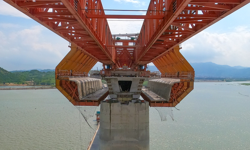 9月6日，由鐵四院設計、中鐵十一局集團承建的福廈高鐵湄洲灣跨海大橋最后一孔移動模架現澆梁順利澆筑，標志著國內時速350公里高鐵最大跨度移動模架完成海上制梁任務。圖為移動模架開模走行。