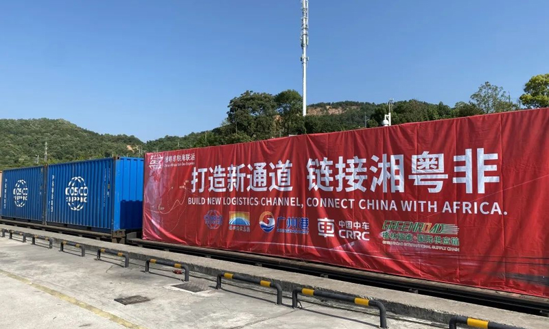 湘粵非鐵海聯(lián)運(yùn)新通道自2020年初開始醞釀籌備，2021年7月新通道建設(shè)全面啟動(dòng)。湘粵非鐵海聯(lián)運(yùn)新通道的建成啟用，有效解決了對(duì)非物流時(shí)效低、成本高等問題，把對(duì)非物流的無組織狀態(tài)優(yōu)化為有組織狀態(tài)。