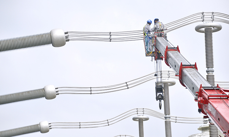 采取國產核心技術和關鍵設備的張北柔性直流電網是目前國內電壓等級最高的柔性直流電網。圖為國網北京市電力公司延慶換流站的員工在檢查輸變電設備。(新華社記者 李欣 攝)