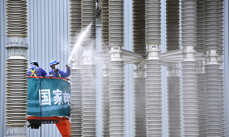 圖為國網北京市電力公司延慶換流站的員工在清洗絕緣立柱。(新華社記者 李欣 攝)