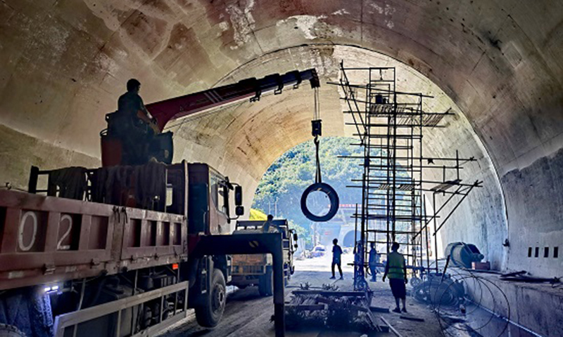目前，中老鐵路路基、橋梁、隧道、四電工程已全部完成，靜態驗收全面展開，站房裝飾裝修已接近尾聲，正線鋪軌已完成97%，剩余20多公里，10月份將全線鋪通，進入動態驗收和“試跑”。