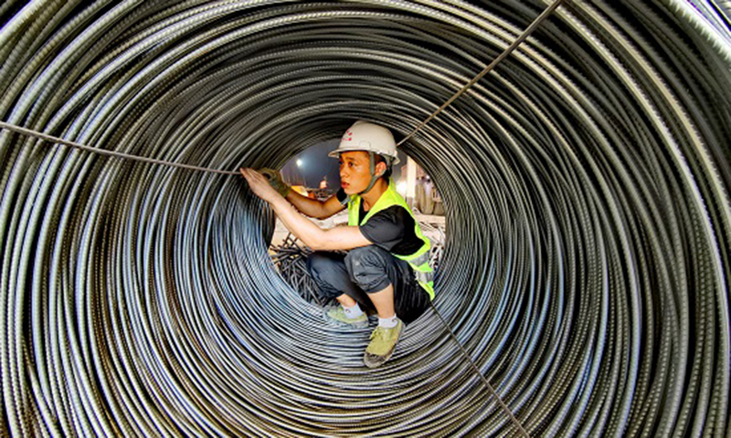 中老鐵路北起云南省昆明市，向南經玉溪市、普洱市、西雙版納傣族自治州、中老邊境口岸磨憨，至老撾首都萬象，全長1000余公里。今年底建成通車后，從云南昆明至景洪僅需3個多小時，至老撾萬象有望實現直達運輸、當日通達。