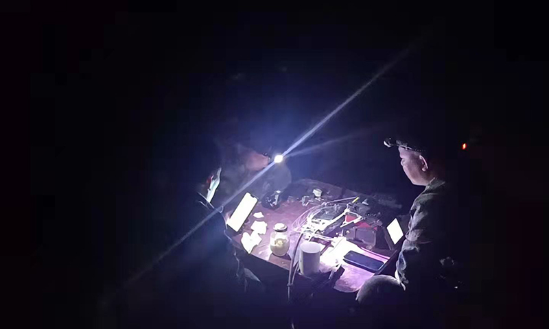 圖為為保障京太西一干光纜暢通，山西聯(lián)通搶修人員借頭燈微弱的光連夜進(jìn)行熔接。
