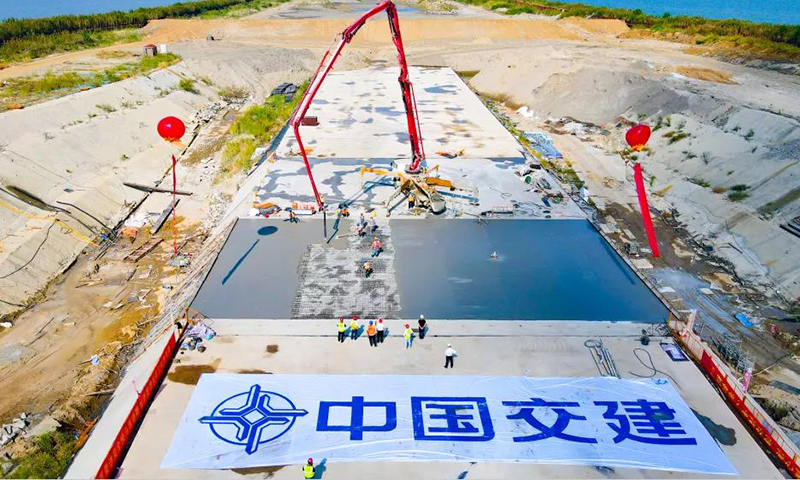 蘇錫常南部高速公路常州至無錫段項目起自常州市武進區前黃鎮，終點至無錫市南泉鎮，接環太湖高速公路，路線全長43.9公里，其中太湖隧道全長10.79公里，寬43.6米，單孔凈寬17.45米，雙向六車道，是目前國內在建最長的湖底隧道。太湖隧道主體結構采取與港珠澳隧道相同的“兩孔一管廊”結構，比港珠澳大橋隧道還要寬，隧道主體工程穿越太湖風景名勝區。