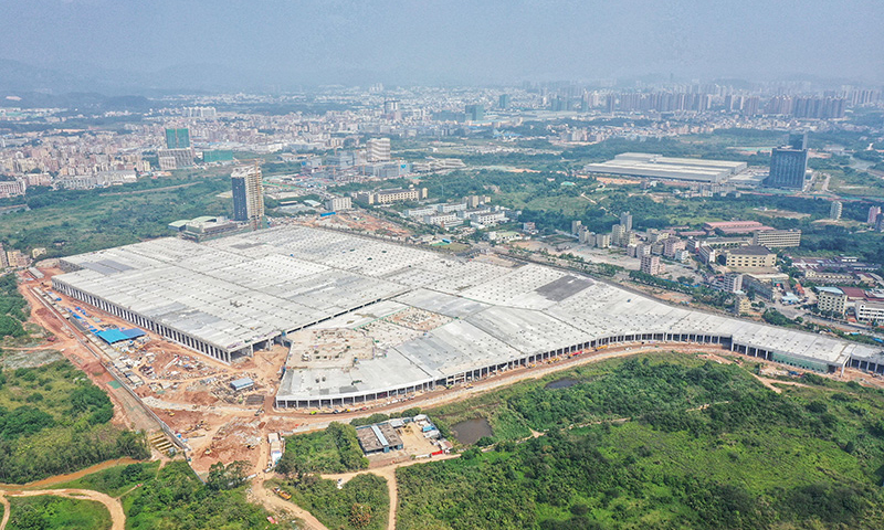近日，首列電客車被吊裝進入中鐵三局承建的深圳地鐵14號線昂鵝車輛段。這標志著深圳地鐵14號線成功為列車“安家”，為后續列車調試、設備聯調聯試等工作順利開展奠定基礎。圖為由中鐵三局承建的14號線昂鵝車輛段（無人機照片，10月29日攝）。（新華社記者 劉大偉 攝）
