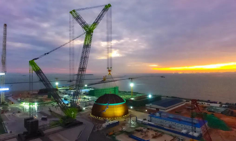 近日，我國自主三代核電華龍一號批量化建設首臺機組——中核集團漳州核電1號機組內穹頂成功吊裝，標志著該機組從土建施工階段全面轉入設備安裝階段，華龍一號批量化建設邁出堅實步伐。