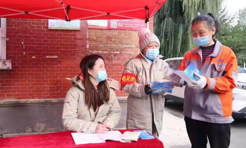 圖為大唐長熱吉林熱力公司員工深入社區(qū)向用戶講解供熱知識。