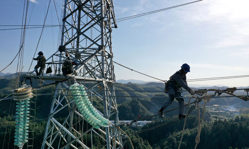 圖為11月9日，安徽送變電工程有限公司施工人員在電力“天路”上施工（無人機照片）。（新華社發 鄭賢列 攝）