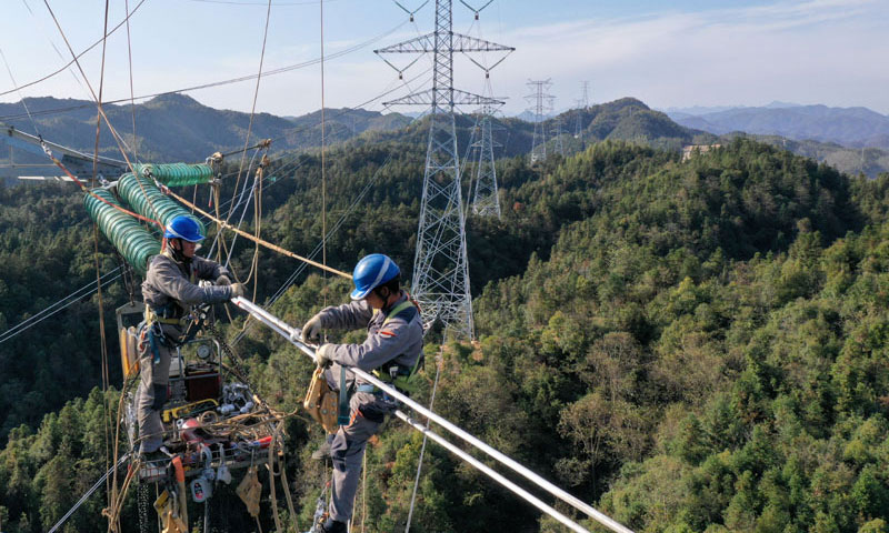 圖為11月9日，安徽送變電工程有限公司施工人員在電力“天路”上施工（無人機照片）。（新華社發 趙獻富 攝）