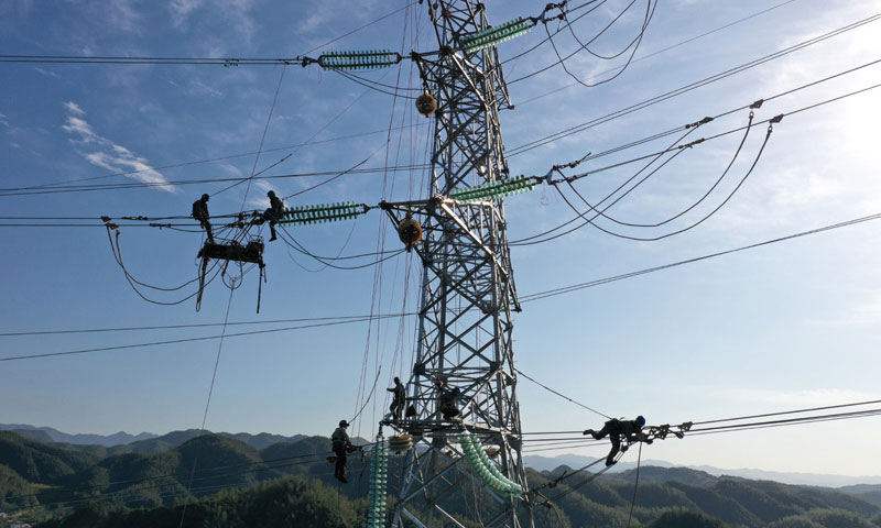 圖為11月9日，安徽送變電工程有限公司施工人員在電力“天路”上施工（無人機照片）。（新華社發 趙獻富 攝）