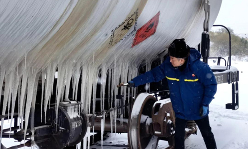 天氣寒冷、暴雪已至，就連配送油品的油罐車都已結冰，東北銷售錦州分公司計量員，耐心清理油罐車上的冰，錦州分公司協調遼寧運輸公司主動配送，油庫加大運力組織，延長作業時間，在暴雪來臨前，完成對區域內主動配送站的補量，有效保障葫蘆島、錦州、朝陽、阜新等地區油品供應。