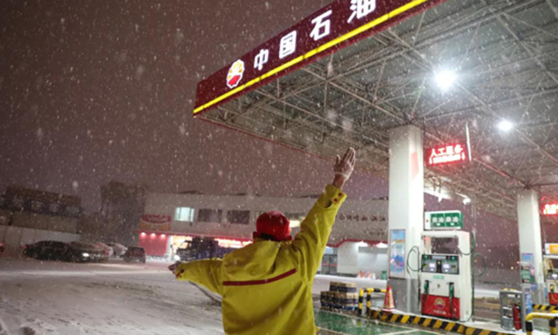 侵襲黑龍江省大部分地區的罕見暴雪，給加油站和油庫正常運轉、保障供應帶來嚴峻挑戰，黑龍江銷售第一時間應急響應，采取有力措施戰暴雪，物流管理部門結合天氣變化，24小時值守監測，合理擺布運力、調配資源，保證油品出入庫、配送到站正常。