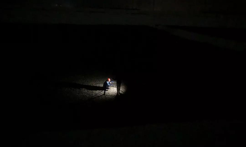 圖為風(fēng)大低溫的夜晚，上海院如東盛景飛灰填埋場(chǎng)一期項(xiàng)目設(shè)計(jì)師正專心致志開(kāi)展土工膜完整性檢測(cè)。  （攝影師：戚晶磊）