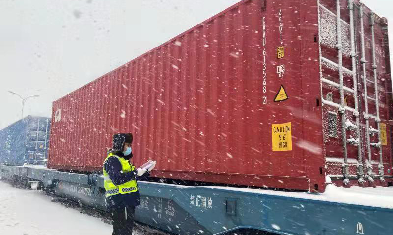 國(guó)家能源集團(tuán)鐵路裝備公司發(fā)揮自備重載鐵路貨車運(yùn)用管理優(yōu)勢(shì)，充分釋放5萬余輛自備鐵路貨車運(yùn)輸能力，為日均105萬噸煤炭外運(yùn)提供堅(jiān)實(shí)保障。