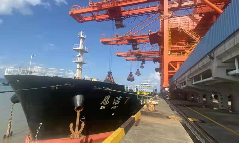 國(guó)家能源集團(tuán)浙江寧海電廠碼頭卸煤，保障電廠燃煤供應(yīng)。
