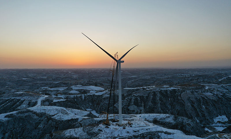 11月29日，中國能建山西電建承建的興縣風(fēng)電EPC項目順利完成首臺風(fēng)機吊裝，在風(fēng)雪低溫中加快推進(jìn)，全面進(jìn)入風(fēng)機吊裝高峰期。