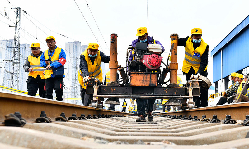 本次施工要在180分鐘內完成890米線路撥移，工務、電務、電牽專業立體交叉施工，同時相應的接觸網和電務信號設備根據線路也要同步完成改移。圖為12月9日，在濟南火車站附近，中鐵十局的工作人員進行鄭（州）濟（南）高鐵引入濟南樞紐工程京滬四線撥移作業。（新華社記者 郭緒雷 攝）