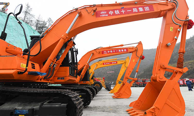 項(xiàng)目新建正線全長255.76公里，其中湖北省境內(nèi)86.36公里，陜西省境內(nèi)169.4公里，設(shè)計時速350公里，預(yù)計將于2026年竣工通車。西十高鐵建成通車后，十堰至西安實(shí)現(xiàn)1小時內(nèi)到達(dá)，武漢至西安將實(shí)現(xiàn)2小時左右到達(dá)。圖為中鐵十一局集團(tuán)擔(dān)負(fù)施工的西十高鐵一標(biāo)項(xiàng)目開始施工。（新華社記者 程敏 攝）