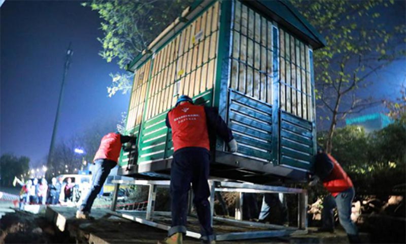 寒冬已至，全國多地用電負荷大幅增加，公司各單位認真防范和應對惡劣天氣，加強源網荷儲協同互動和跨省互濟，合理安排電網運行方式，扎實做好民生重點項目、防疫重要客戶等用電保障，以可靠的電力供應和優質服務為寒冬增添暖意。圖為國網紹興供電公司連夜為隔離點安裝箱式變壓器。