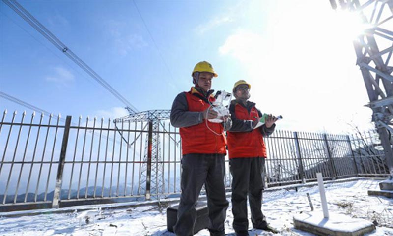 圖為國網重慶檢修公司員工觀測線路覆冰情況。