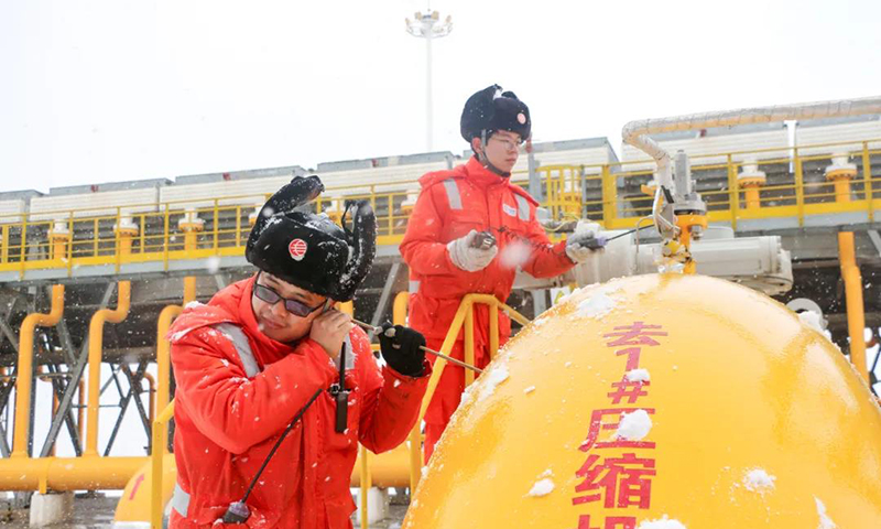國家管網集團今年啟動的西氣東輸二線、三線西段增輸工程已于近日成功完成3臺國產18兆瓦壓縮機組72小時試運行并正式投入使用，將西氣東輸二線、三線西段輸氣能力提升至近1.9億立方米/天，為“全國一張網”再添溫暖底氣。圖為西氣東輸二線烏魯木齊壓氣站員工加密現場巡檢，認真開展機組運行監測，確保機組運行平穩。