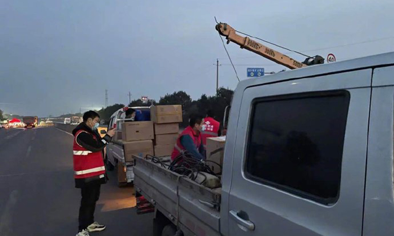 截至1月16日12時(shí)，中國(guó)鐵塔許昌分公司累計(jì)投入保障人員904人次，進(jìn)行應(yīng)急保障，確保隔離點(diǎn)等防疫重要區(qū)域通信網(wǎng)絡(luò)平穩(wěn)運(yùn)行。
