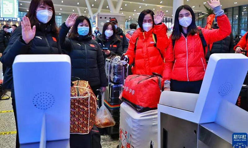 圖為1月21日，乘客準備登上G8825次列車。（新華社記者 劉續(xù) 攝）