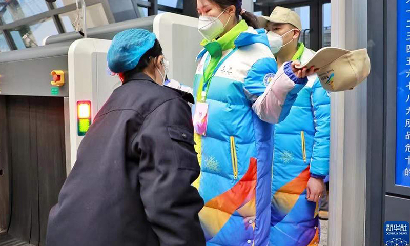 圖為1月21日，北京冬奧會相關乘客接受安檢。（新華社記者 劉續(xù) 攝）