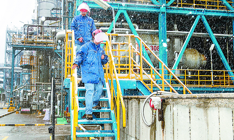 圖為2月7日，揚子石化化工廠員工冒雪巡查PTA（精對苯二甲酸）裝置關鍵部位。