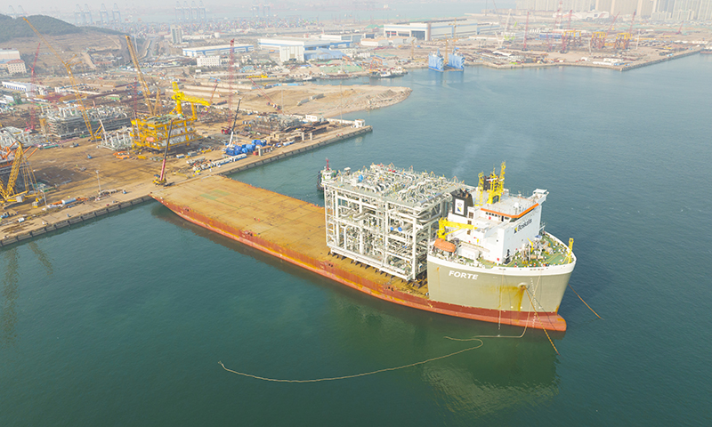 近日，隨著搭載加拿大LNG（液化天然氣）項目A5EA模塊的大型半潛運輸船FORTE號，緩緩駛離中國海油海油工程青島場地碼頭，由我國建造的全球首例一體化建造LNG工廠首個核心工藝模塊順利啟航。據悉，本次運輸總航程約為5170海里，計劃于2月底到達位于加拿大不列顛哥倫比亞省省基提馬特鎮的項目所在地，進行現場安裝就位。圖為海油工程加拿大LNG項目首個核心工藝模塊整裝待發。