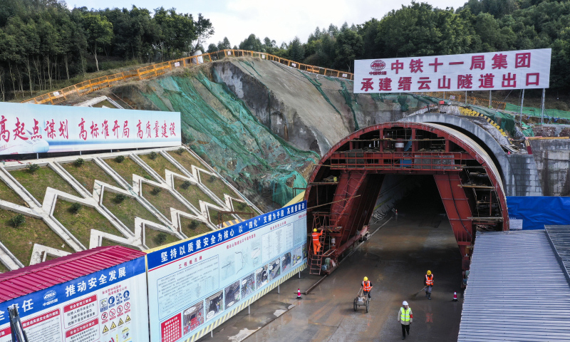 圖為2月9日，施工人員在中鐵十一局承建的渝昆高鐵川渝段縉云山隧道項目作業（無人機照片）。（新華社記者 王全超 攝）