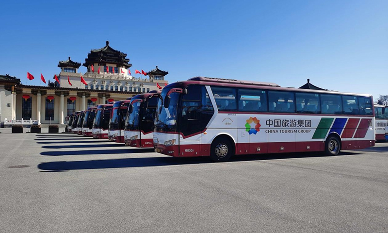 近日，北京冬奧賽事進(jìn)行得如火如荼，中國(guó)旅游集團(tuán)奮戰(zhàn)在一線，不辭辛苦，堅(jiān)守崗位，全力以赴做好冬奧運(yùn)輸服務(wù)保障任務(wù)。圖為中旅集團(tuán)汽車(chē)整裝待發(fā)。