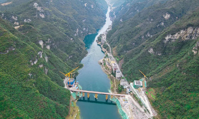 圖為彭酉路磨寨烏江特大橋，其主墩樁基及承臺全部完成，向橋梁墩身施工全面邁進，已完成工程量23.4%。