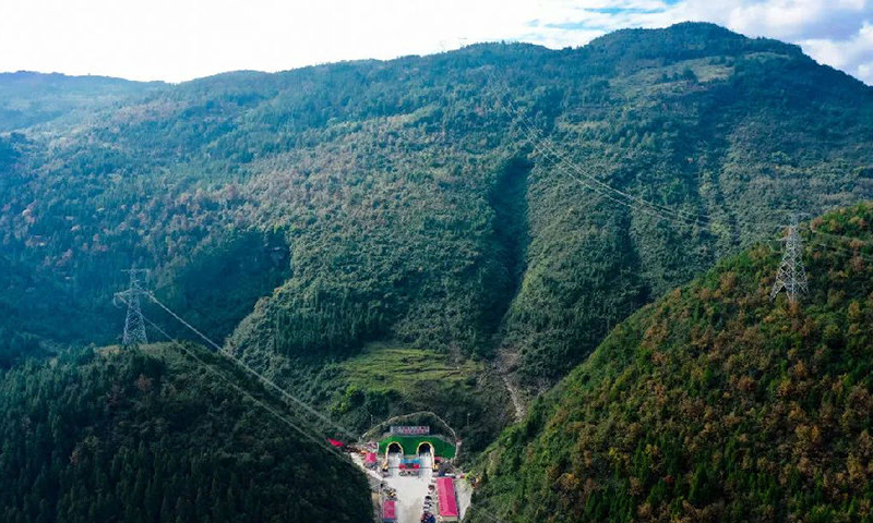 圖為巴彭路彭水隧道是重慶市境內第二長公路隧道，全長11.11千米，是全線重點控制性工程，左洞已開挖支護2798米，右洞開挖支護2467米。