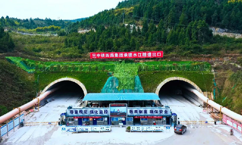  渝湘復線高速公路全體建設者將緊盯既定目標任務，砥礪奮進，勇毅前行，全力打造平安百年品質工程和低碳環保示范路，以優異成績迎接黨的二十大召開。圖為巴彭路水江隧道開挖施工取得階段性進展，累計開挖進尺完成設計長度的過半。