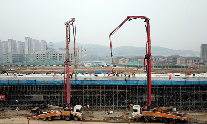 作為國內首條市域高鐵，濟萊高鐵全部位于濟南市境內，正線全長約117公里，設計時速350公里。圖為中鐵十局工作人員在濟萊高鐵歷城站特大橋進行道岔現澆梁澆筑作業（無人機照片）。（新華社記者 郭緒雷 攝）