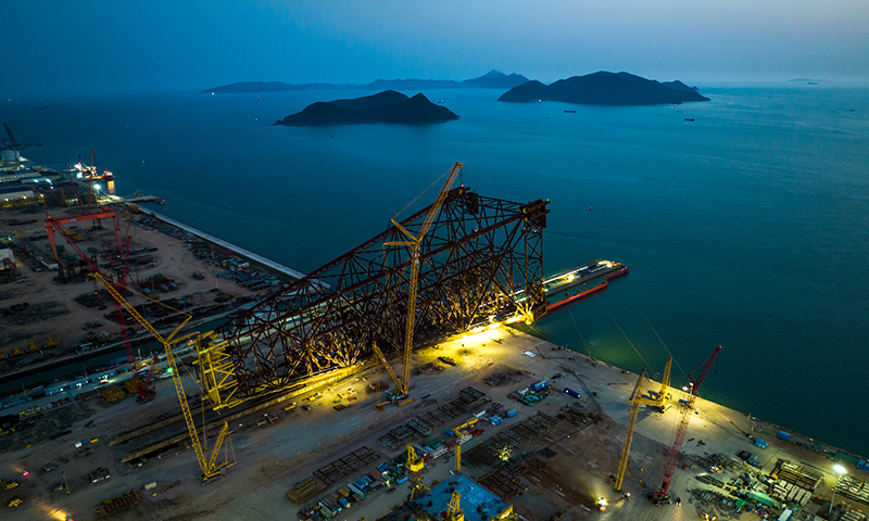 它的建成投用，標志著我國在超大型海洋油氣平臺導管架設計建造技術上取得新的突破，將開創我國中深海油氣資源開發的新模式。圖為亞洲第一深水導管架“?；惶枴闭谘b船作業中。