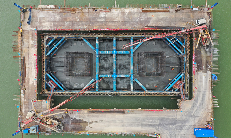圖為在廣西上林至橫州高速公路西津郁江特大橋建設現場，中鐵四局工人在進行水中承臺的澆筑施工作業（無人機照片）。（新華社記者 陸波岸 攝）